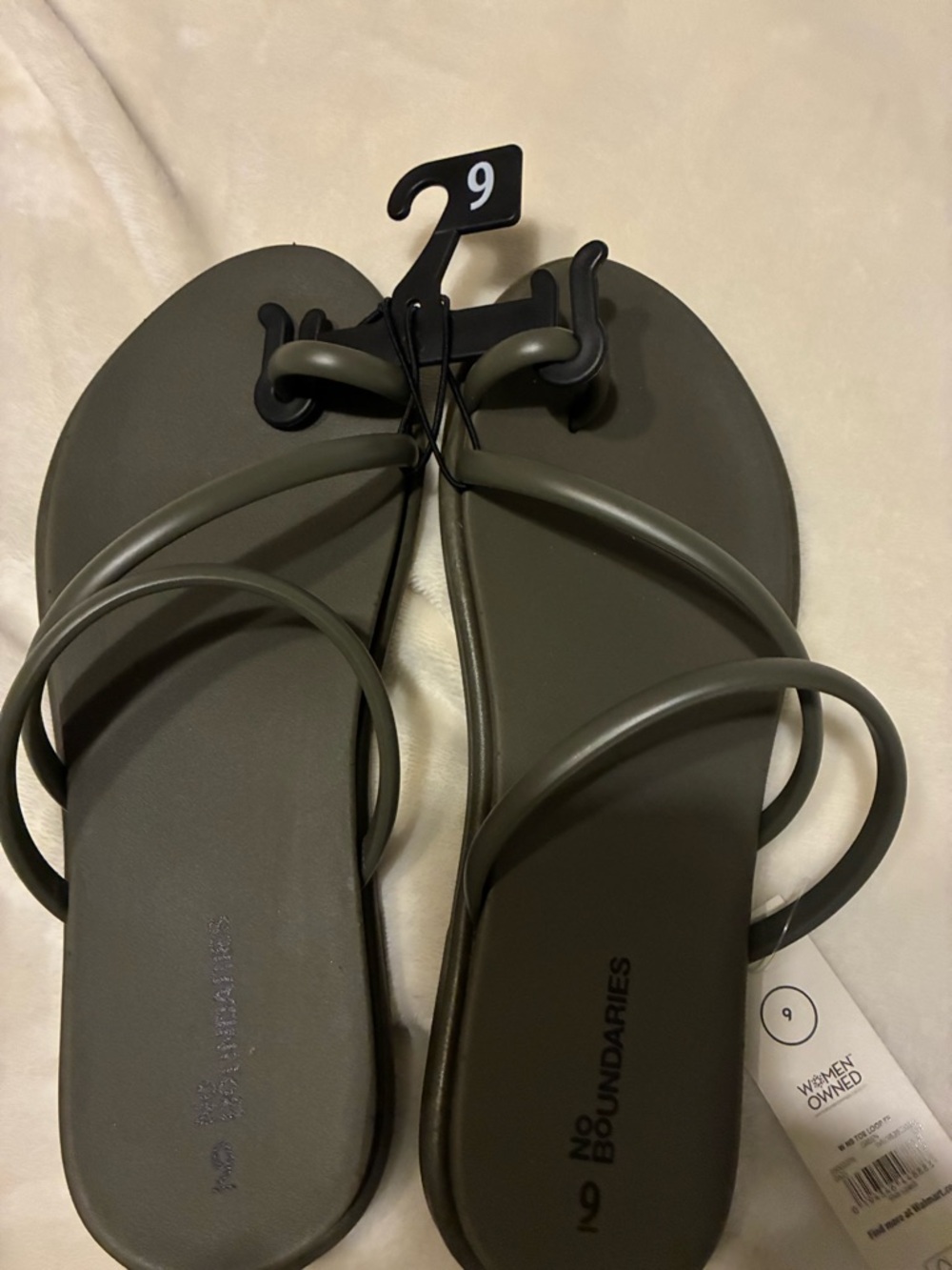 No Boundaries Women's Strappy Toe Loop Sandals green Size 9